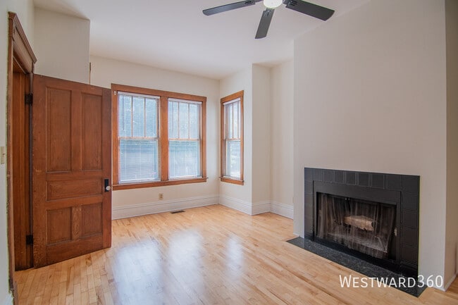 Photo - 3356 N Kenmore Ave Apartment