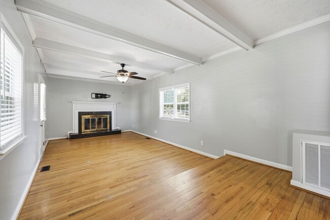 Foto del edificio - Modern Updates in this Classic 3bedroom/2.5 Bath Home in Erwin