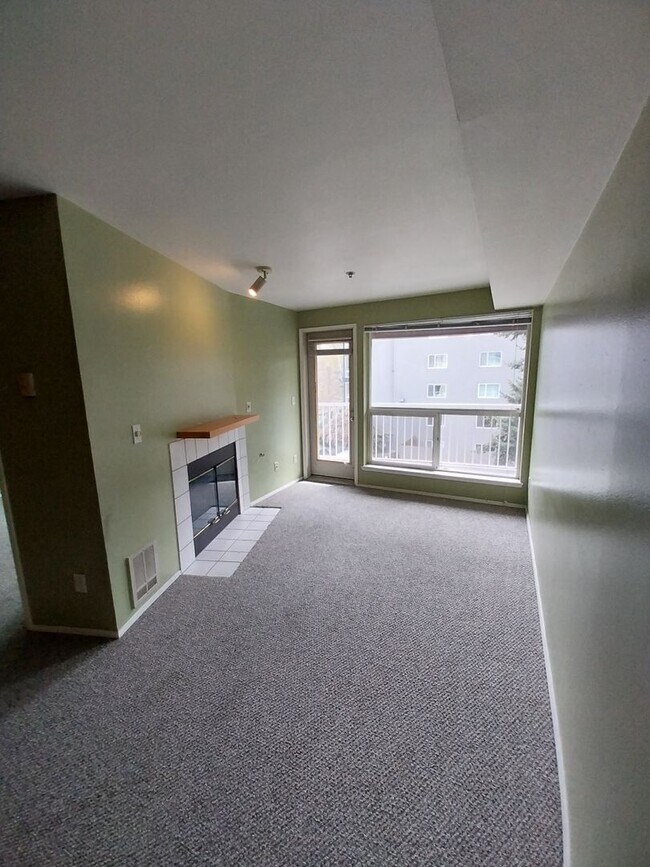 Building Photo - 1 bed/1 bath Condo with partial city view ...