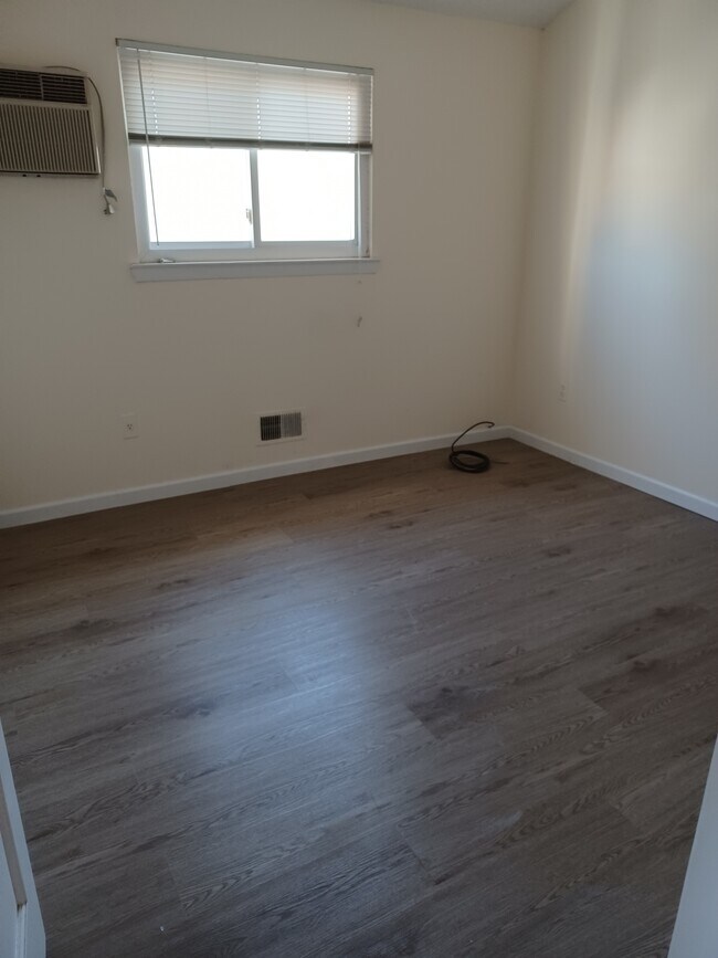 2 of 4 bedrooms - 254 Monahan Ave