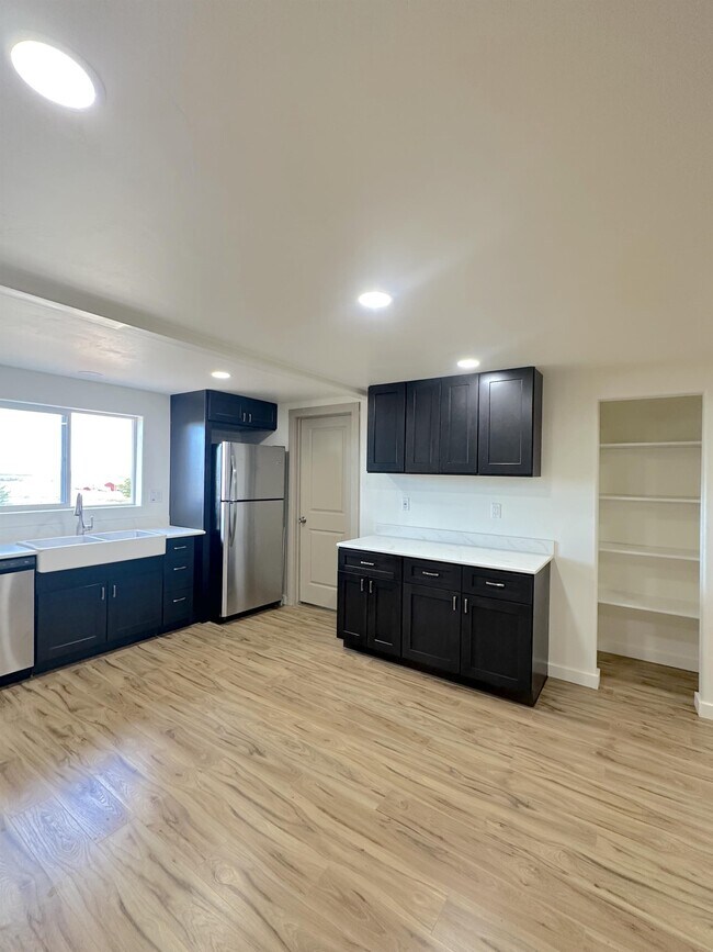Building Photo - 725 S 200 E