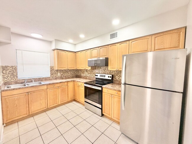 Foto del edificio - 3047 Tropicana Blvd