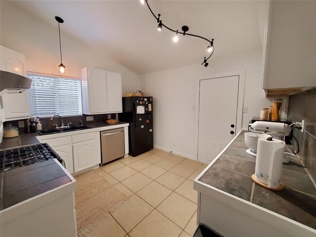 Building Photo - 924 Acorn Oaks Dr