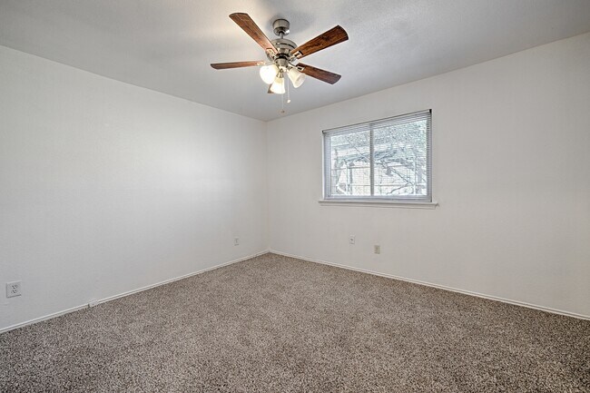 Foto del edificio - 2506 Oak Leaf Dr