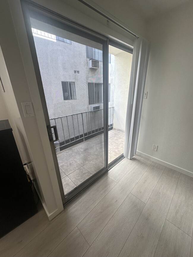 Foto del edificio - 8312 Blackburn