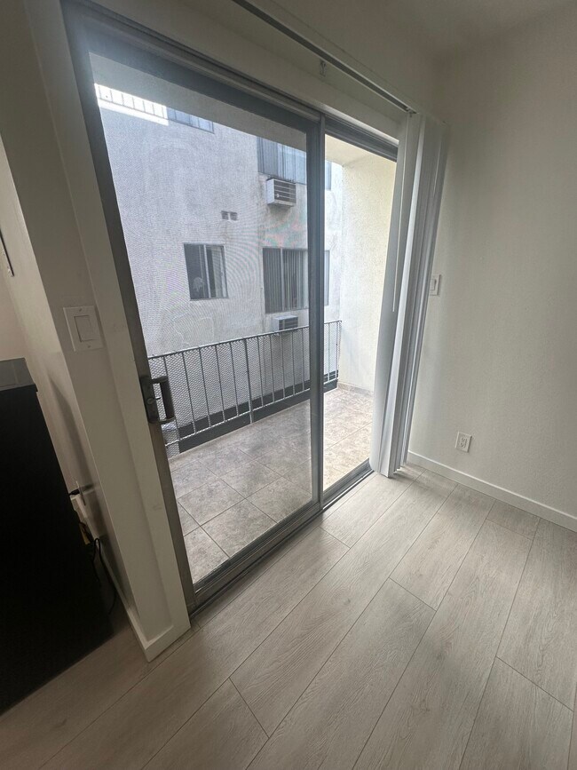 Foto del edificio - 8312 Blackburn