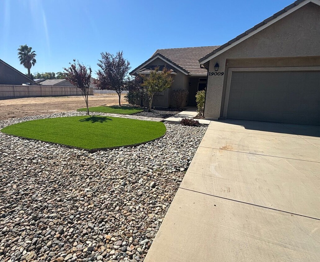 Foto principal - Lake California Home with 2 Car Garage and...