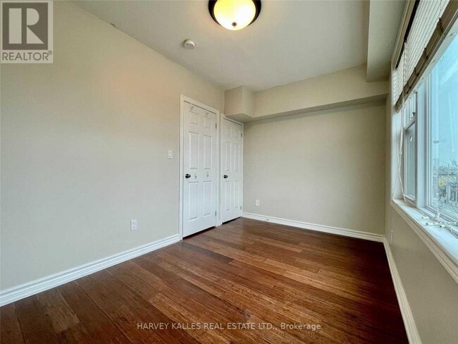 Building Photo - 904 Bloor St W