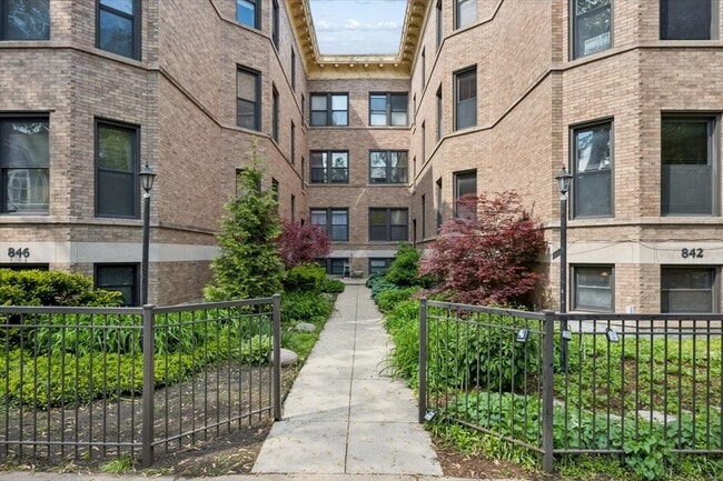 Foto del edificio - 842 W Newport Ave