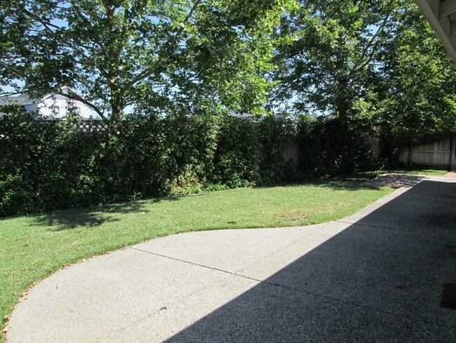 Building Photo - 240 Windrose Ct