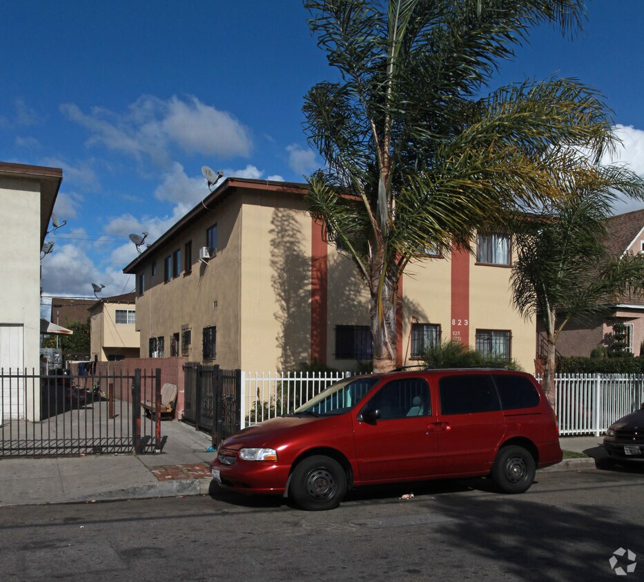 Building Photo - 823-825 1/2 E 27th St