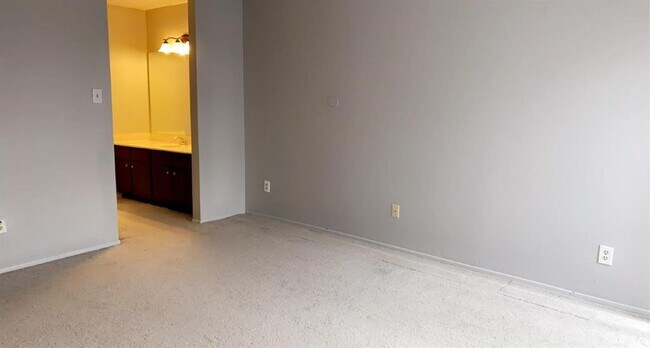 Building Photo - 11889 Bob White Dr
