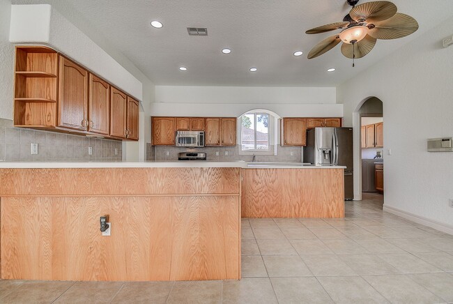 Building Photo - Beautiful 4/3/3 on a private 1 acre lot.