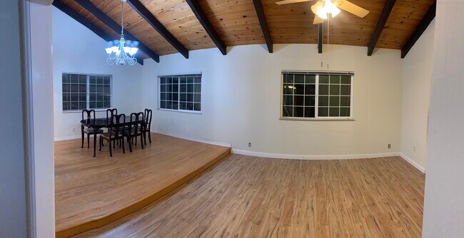 Dinning/familyroom - 1420 Donohue Dr