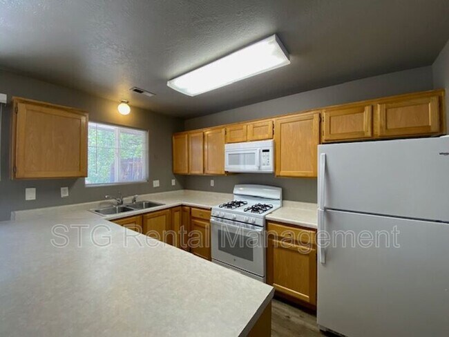 Foto del edificio - 76 E Center St