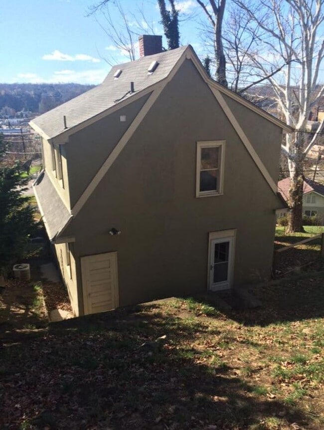 Building Photo - Charming Two Bedroom Home Overlookong Char...