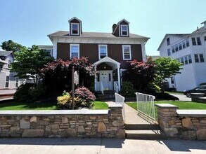 Building Photo - 548 Pleasant St