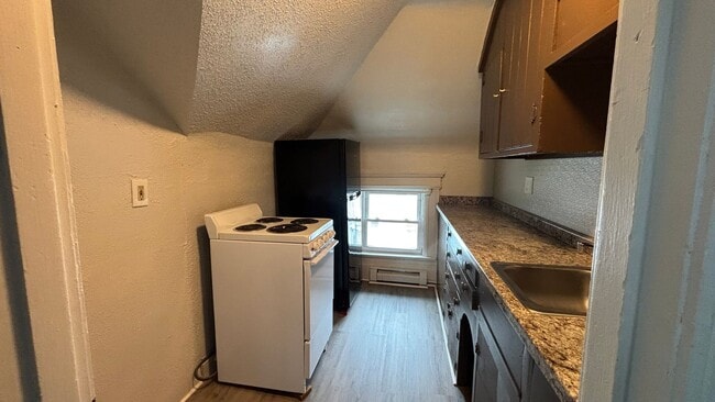 Building Photo - 46 Walnut St