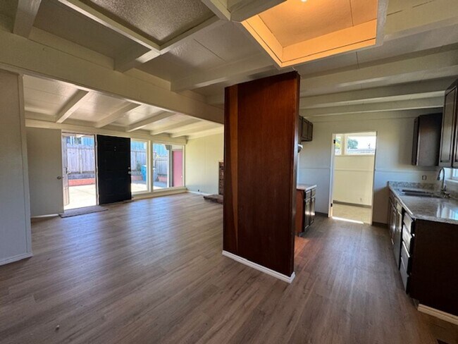 Building Photo - Highland Park Mid-Century beauty 3/1 with ...
