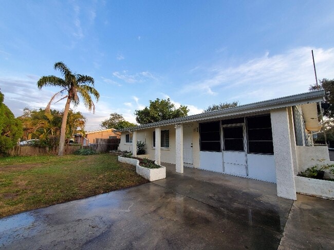 Building Photo - 820 Pineland Ave