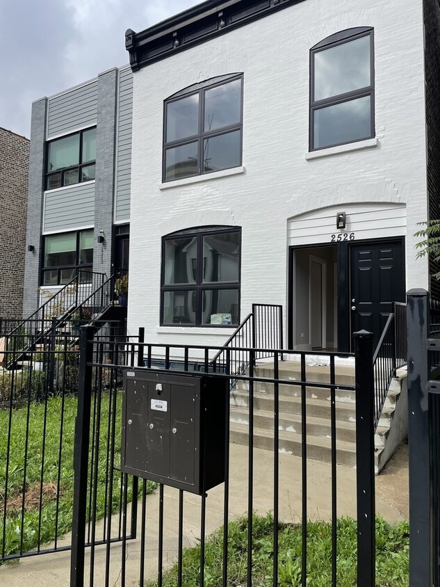 Primary Photo - 2526 W Lexington St
