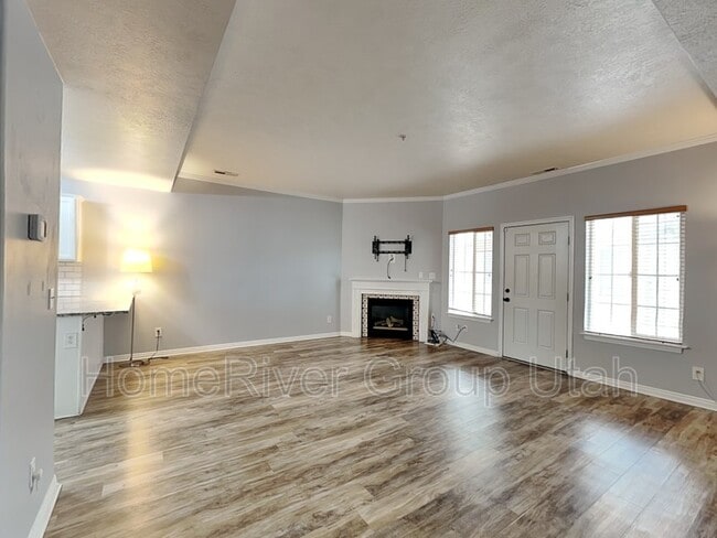 Building Photo - 379 E 600 S