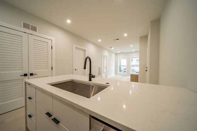Building Photo - West End Oasis !