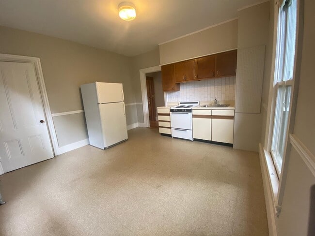 Building Photo - 8R Forest St