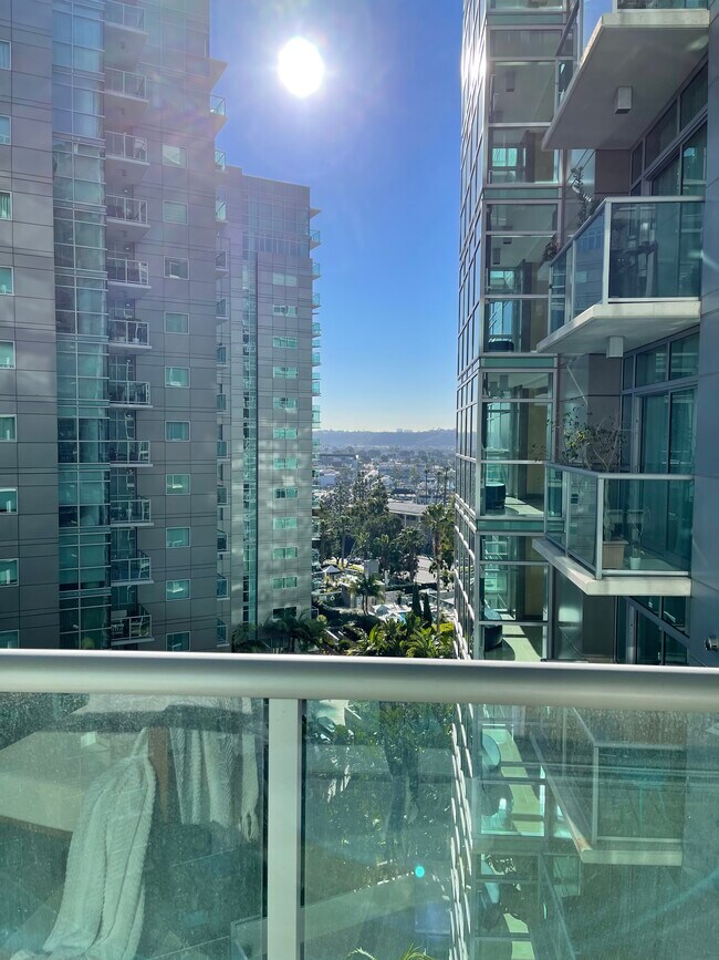 Building Photo - 13700 Marina Pointe Dr