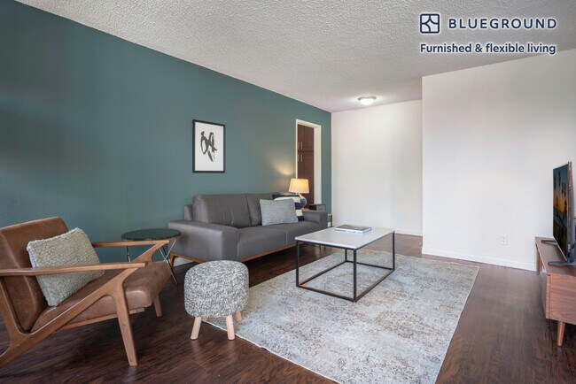 Building Photo - 1136 Larrabee St