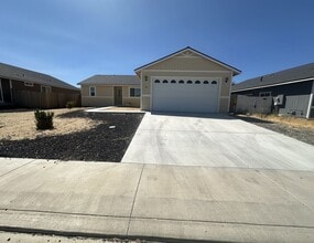 Building Photo - 1831 Hickory Ln