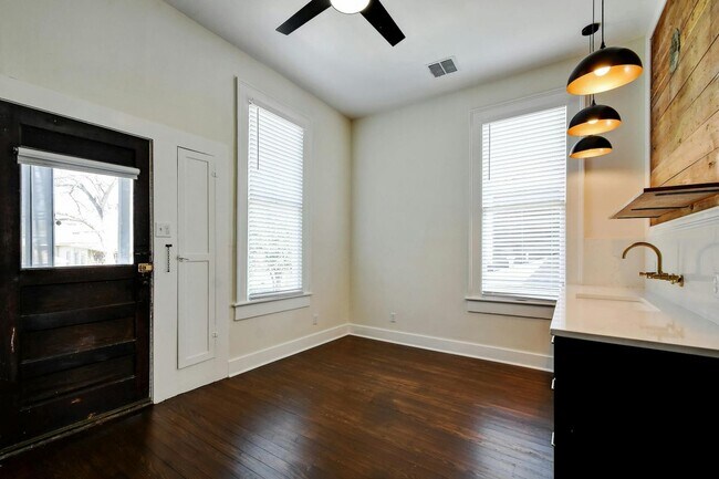 Foto del edificio - 423 W Woodlawn Ave
