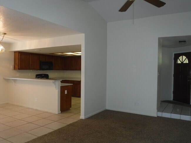 Foto del edificio - Great Neighborhood Close to Schools and Sh...