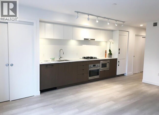 Photo du bâtiment - 321 E 16th Ave