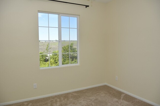 Foto del edificio - Spacious 3 BD, 3 BA Townhome in Airoso of Carmel Valley!