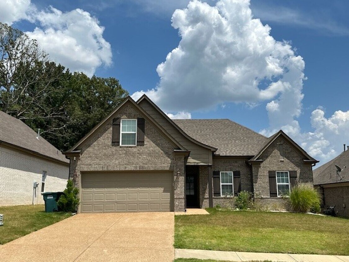 Primary Photo - Available NOW in Southaven! Like New 3 BR/...