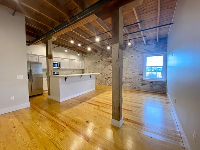 Building Photo - Immaculate 2 Bed in Renovated Industrial W...