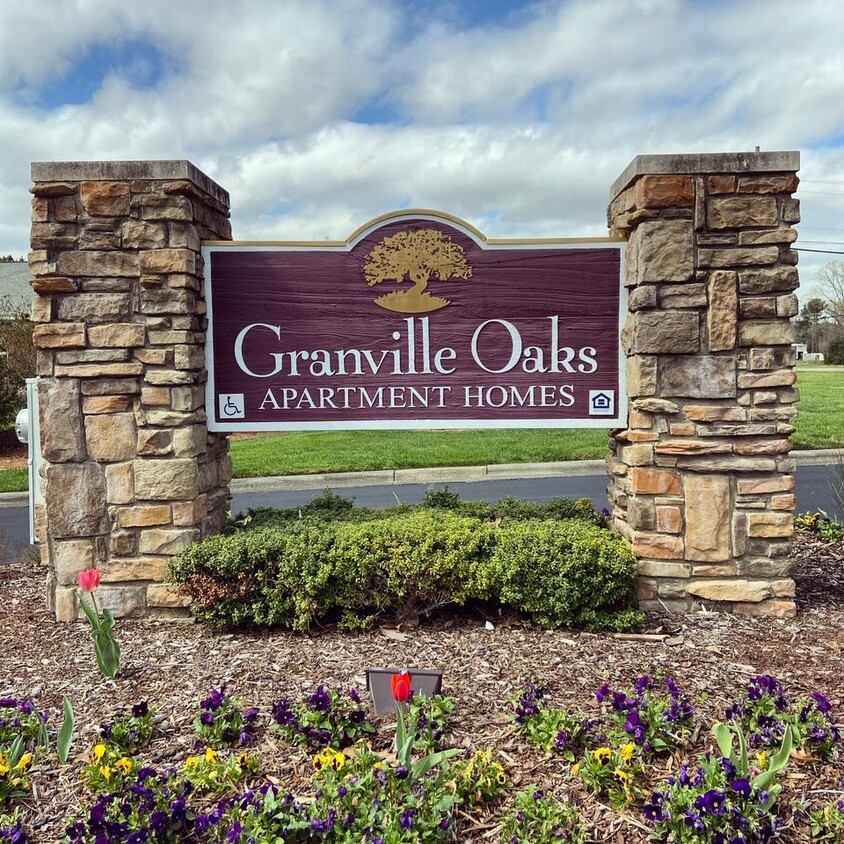 Foto principal - Granville Oaks Apartment Homes