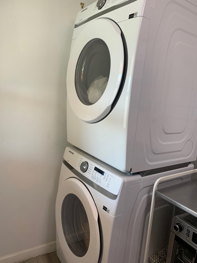 Building Photo - 2131 Arthur St