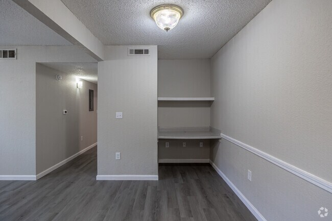 2BR, 2BA - 912SF - Escritorio empotrado - The Heights on Oak