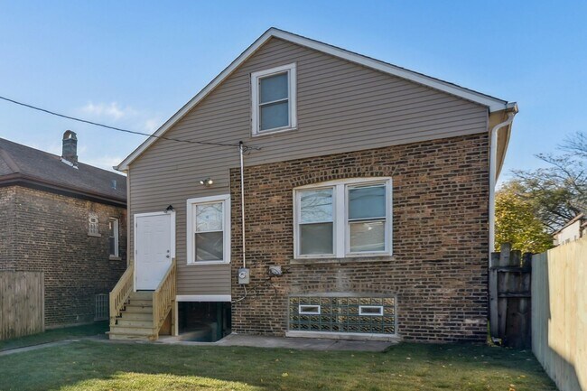Building Photo - Spacious 5BR House in Chicago