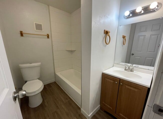 Building Photo - 588-590 S 300 W