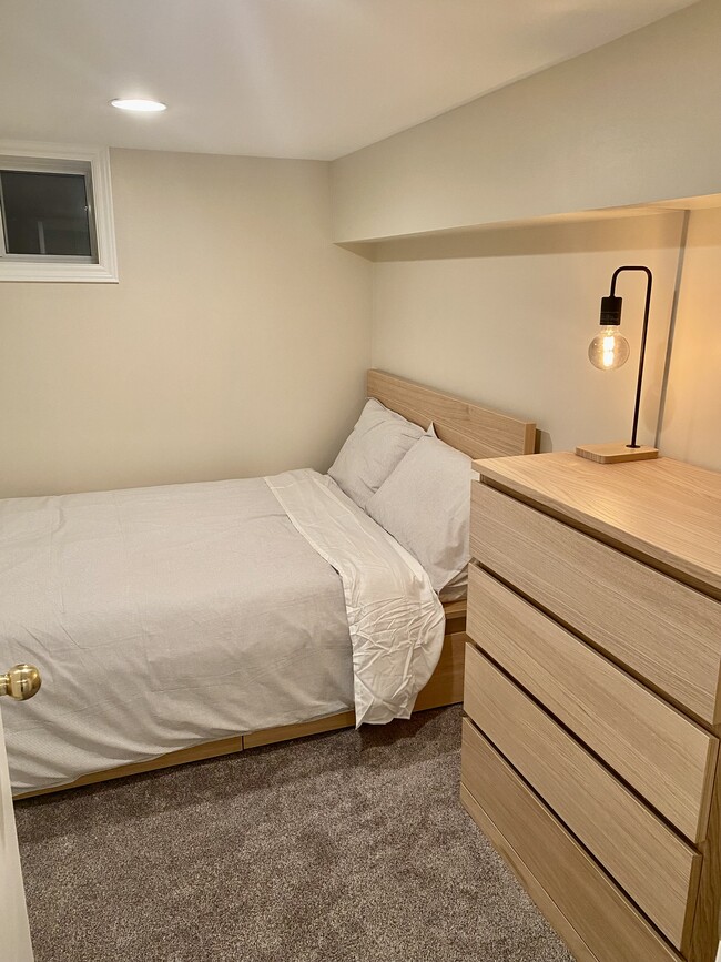 Building Photo - 282 Poyntz Av