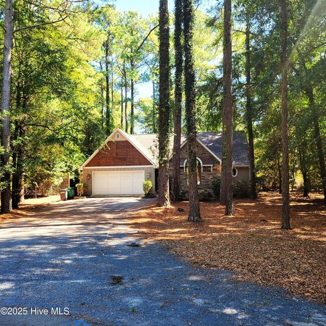 Building Photo - 4 Pine Orchard Pl