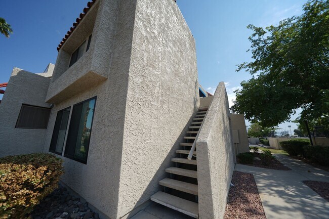 Foto del edificio - SHOWINGS AVAILABLE NOW