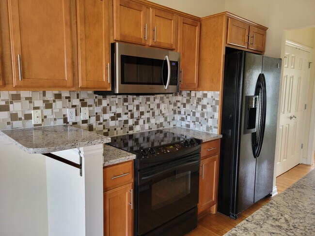 Building Photo - 1557 Commodore Cir