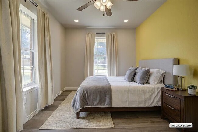 Foto del edificio - 1700 Strawberry Hl