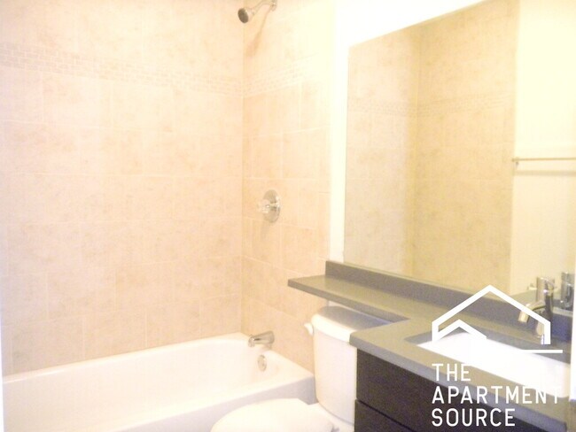 Foto del edificio - 696 Elm Pl