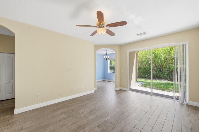 Foto del edificio - 1810 Seminole Palms Dr