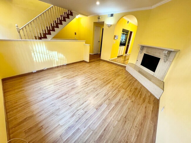 Foto del edificio - *** Charming 4 bed 3.5 bath Alhambra Townhome ***